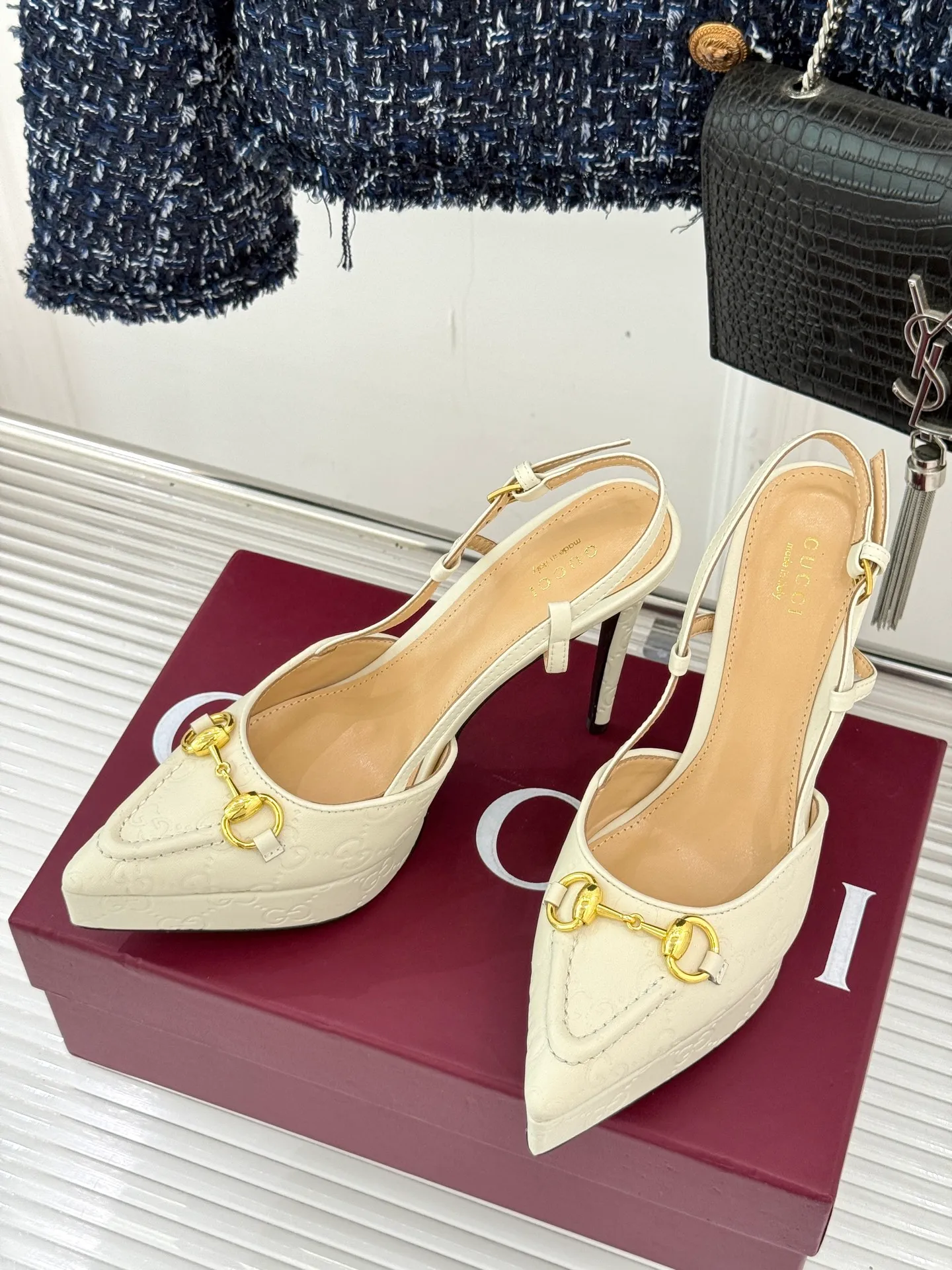 👟👟Ex-factory price 680👟👟 Gucci/Gucci classic horsebit pointed-toe platform high-heeled sandals, which perfectly integrate classic elements and fashionable design. These sandals are decorated with the iconic horsebit. The metallic horsebit embellishes the upper, exuding a strong retro style and highlighting the brand heritage. The design of the waterproof platform and the high heel complement each other. The 9.5 cm high heel and the 2 cm waterproof platform can effectively reduce the pressure on the foot while elongating the leg line, making walking more stable. The adjustable ankle buckle design is not only easy to put on and take off, but can also be adjusted according to personal foot shape to ensure a comfortable fit. Whether paired with an elegant dress for formal occasions or paired with simple trousers to create a fashionable street style, these sandals can be easily worn, adding a touch of color to the overall look and showing the wearer's unique taste and fashion attitude. The fabric is made of original customized calfskin, the inner pads are all sheepskin, and the genuine leather outsole imported from Italy size: 35-39 (40/41/42 customized)